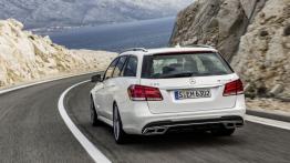 Mercedes E 63 AMG (W212) kombi Facelifting - widok z tyłu