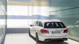 Mercedes E 63 AMG (W212) kombi Facelifting - widok z tyłu