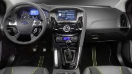 Nowy Ford Focus kombi vs używane BMW serii 3 Touring