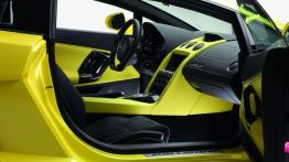 Lamborghini Gallardo LP560-4 Facelifting - widok ogólny wnętrza z przodu