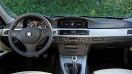 Nowy Ford Focus kombi vs używane BMW serii 3 Touring