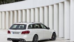 Mercedes E 63 AMG (W212) kombi Facelifting - widok z tyłu