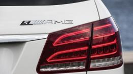 Mercedes E 63 AMG (W212) kombi Facelifting - prawy tylny reflektor - włączony