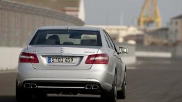 Mercedes Klasa E 63AMG - widok z tyłu