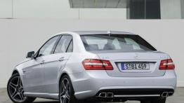 Mercedes Klasa E 63AMG - widok z tyłu