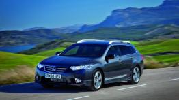 Honda Accord 2011 kombi - przód - reflektory włączone