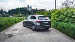 Mercedes Klasa B. Moment... ale czym on się różni od hatchbacka?