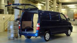 Toyota Hiace - wersja krótka - tył - bagażnik otwarty
