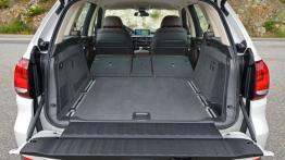 BMW X5 III (2014) xDrive50i - wersja amerykańska - tylna kanapa złożona, widok z bagażnika