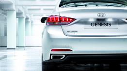 Hyundai Genesis II (2014) - wersja europejska - lewy tylny reflektor - włączony