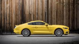Ford Mustang VI Coupe EcoBoost (2015) - wersja europejska - prawy bok