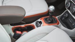 Jeep Renegade Limited (2015) - wersja europejska - tunel środkowy między fotelami