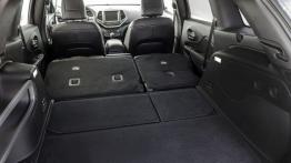 Jeep Cherokee KL (2014) Limited - wersja europejska - tylna kanapa złożona, widok z bagażnika