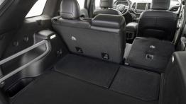 Jeep Cherokee KL (2014) Limited - wersja europejska - tylna kanapa złożona, widok z bagażnika