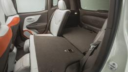Jeep Renegade Limited (2015) - wersja europejska - tylna kanapa złożona, widok z boku