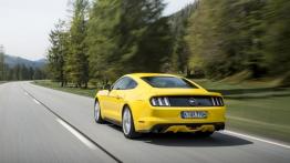 Ford Mustang VI Coupe EcoBoost (2015) - wersja europejska - widok z tyłu