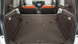 Jeep Renegade Limited (2015) - wersja europejska - tylna kanapa złożona, widok z bagażnika