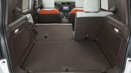 Jeep Renegade Limited (2015) - wersja europejska - tylna kanapa złożona, widok z bagażnika