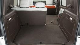 Jeep Renegade Limited (2015) - wersja europejska - tylna kanapa złożona, widok z bagażnika