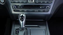 Hyundai Genesis II (2014) - wersja europejska - tunel środkowy między fotelami