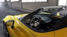 Alfa Romeo 4C Spider (2016) - wersja amerykańska - bok - inne ujęcie