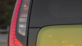 Kia Soul Facelifting (2014) - wersja amerykańska - lewy tylny reflektor - włączony