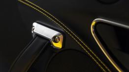 Alfa Romeo 4C Spider (2016) - wersja amerykańska - drzwi kierowcy od wewnątrz