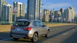BMW X5 III (2014) xDrive30d - wersja amerykańska - widok z tyłu