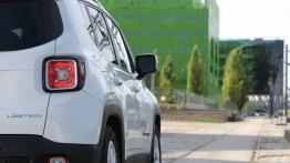 Jeep Renegade Limited (2015) - wersja europejska - prawy tylny reflektor - włączony