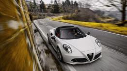 Alfa Romeo 4C Spider (2016) - wersja amerykańska - widok z przodu