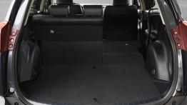 Toyota RAV4 IV - wersja europejska - tylna kanapa złożona, widok z bagażnika