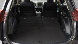 Toyota RAV4 IV - wersja europejska - tylna kanapa złożona, widok z bagażnika