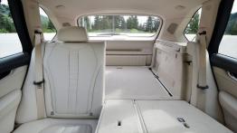 BMW X5 III (2014) xDrive30d - wersja amerykańska - tylna kanapa złożona, widok z boku