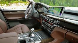 BMW X5 III (2014) xDrive50i - wersja amerykańska - kokpit