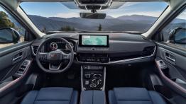 Nissan X-Trail 2026 po liftingu. Google na pokładzie i technologia "przezroczystej maski"