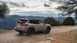 Nissan X-Trail 2026 po liftingu. Google na pokładzie i technologia "przezroczystej maski"