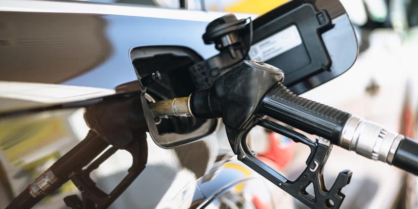 Diesel po 9 zł i obniżka VAT. Ile kosztuje kilometr furgonu L2H2, a ile e-vana w kurierce miejskiej?