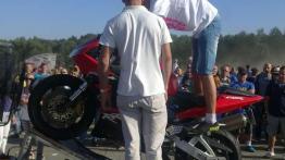 Gorące show na ... lotnisku