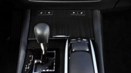 Lexus GS IV 450h (2012) - tunel środkowy między fotelami
