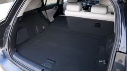 Lexus CT 200H - tylna kanapa złożona, widok z bagażnika