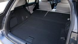 Lexus CT 200H - tylna kanapa złożona, widok z bagażnika