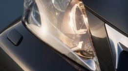 Lexus CT 200H - prawy przedni reflektor - włączony