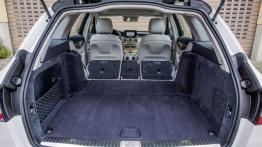 Mercedes klasy C 250 (2014) kombi - tylna kanapa złożona, widok z bagażnika