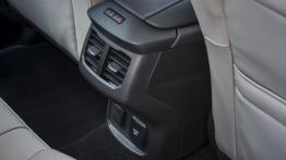 Ford Mondeo V Kombi - tunel środkowy z tyłu