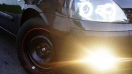 Renault Clio II Hatchback - galeria społeczności - prawy przedni reflektor - włączony