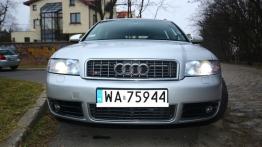 Audi A4 B6 Avant - galeria społeczności - przód - reflektory włączone
