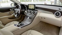 Mercedes klasy C 200 (2014) kombi - widok ogólny wnętrza z przodu