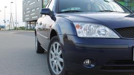 Ford Mondeo III Hatchback - galeria społeczności - prawy przedni reflektor - wyłączony