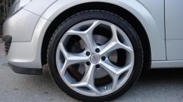 Opel Astra H Hatchback 5d - galeria społeczności - lewe przednie nadkole