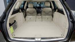 Mercedes klasy C 200 (2014) kombi - tylna kanapa złożona, widok z bagażnika